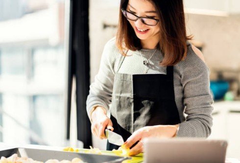 八大行業酒店兼職-月光族超過370萬人 酒店打工斜槓人生