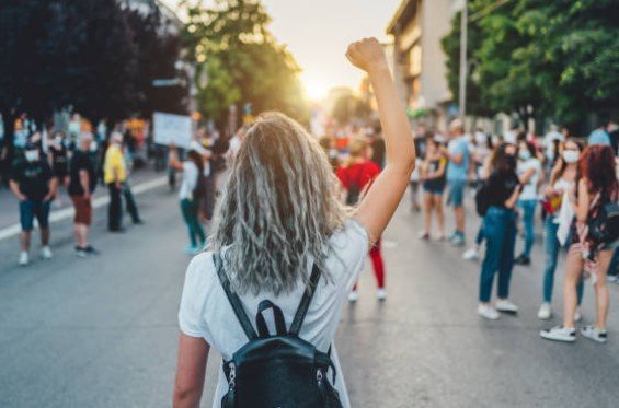 八大行業酒店兼職-誰說Z世代抗壓性低，八大兼差自己創造經濟自足